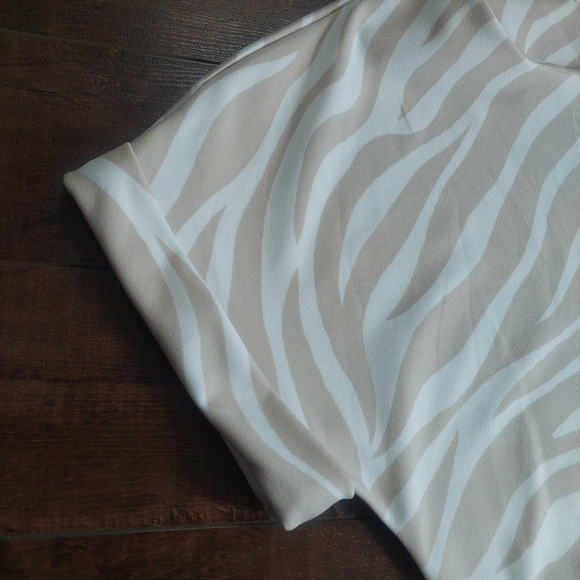 Melloday Tan Zebra Print Stretch Blouse Size Large - Picture 3 of 8